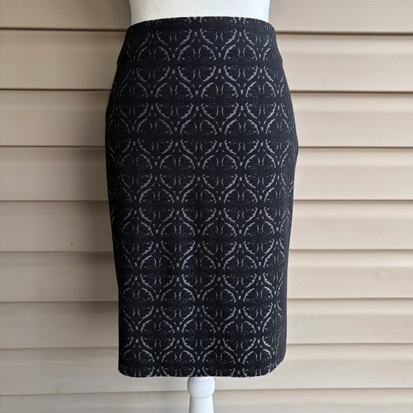 LOFT Dresses & Skirts - •Loft Outlet• NWT Stretchy Pull-On Pencil Skirt - Size Medium